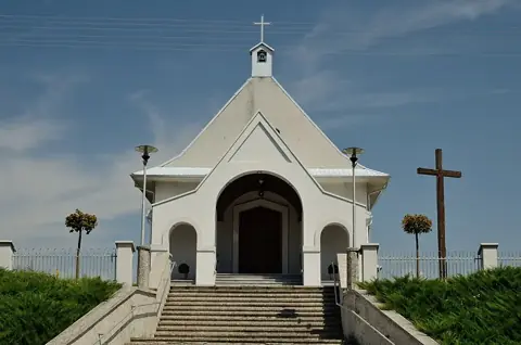 Kościół: Parafia Narodzenia NMP, Chmielek