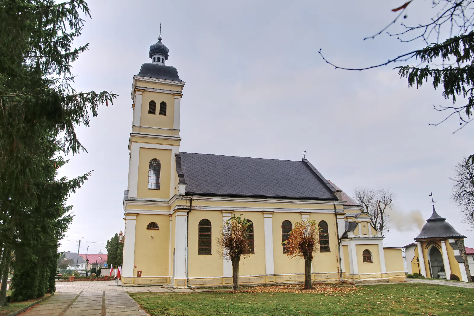 Parafia NMP Wspomożycielki Wiernych - zdjęcie 2