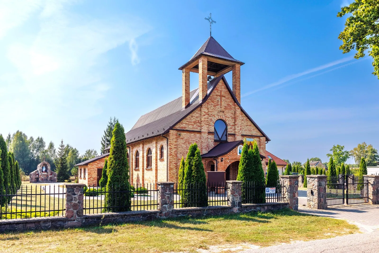 Parafia NMP Wspomożycielki Wiernych - zdjęcie 2