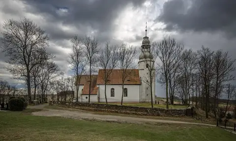 Kościół: Parafia św. Marcina, Pomocne