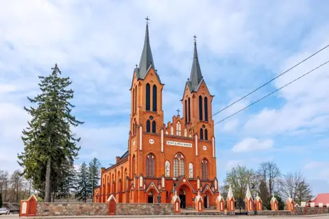 Kościół: Parafia św. Stanisława BM, Kobylin-Borzymy