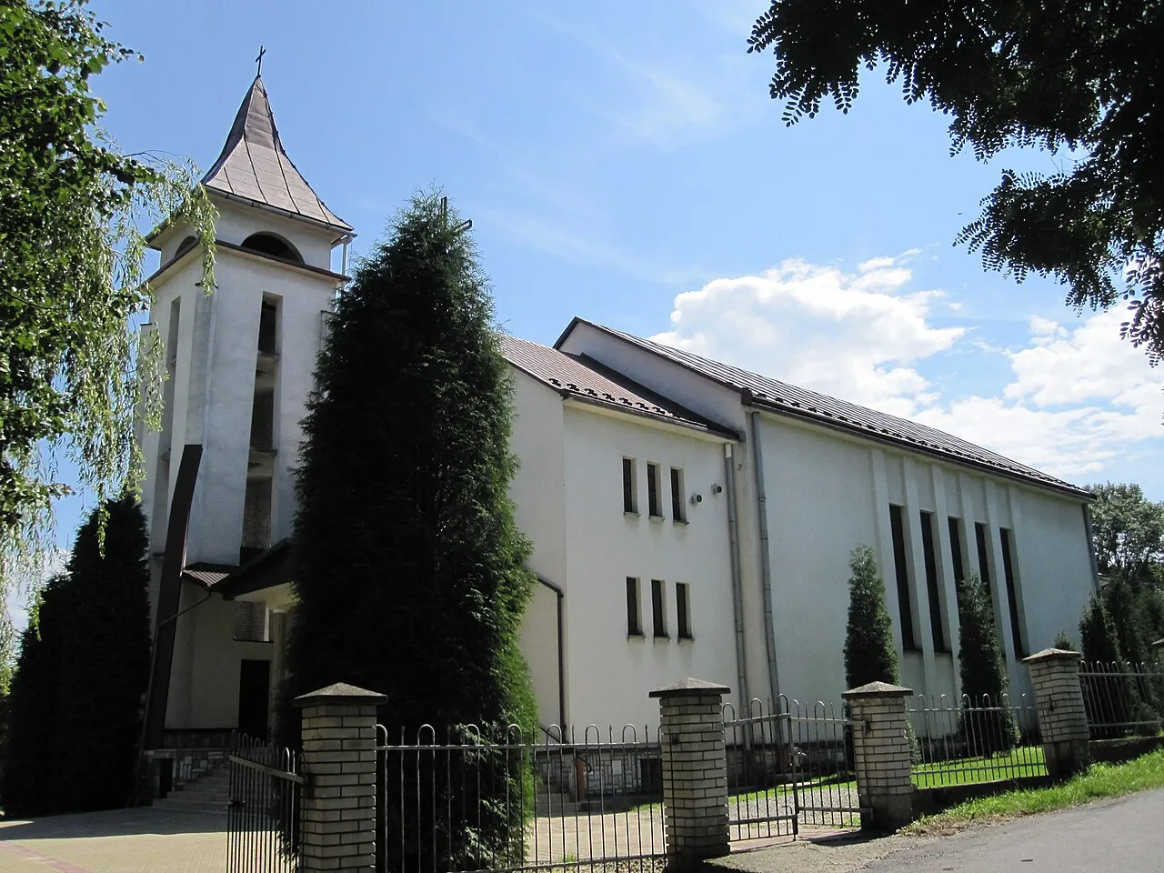 Kościół - Parafia Matki Bożej Królowej Polski