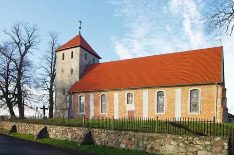 Kościół: Parafia Najświętszej Maryi Panny Królowej Polski, Budowo