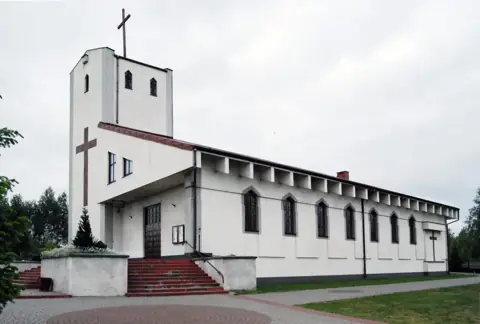 Kościół: Parafia Przemienienia Pańskiego i św. Maksymiliana Kolbego, Dąbrówka Wielka