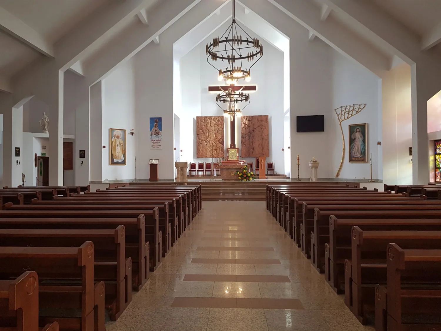 Kościół - Parafia św. Jadwigi Królowej
