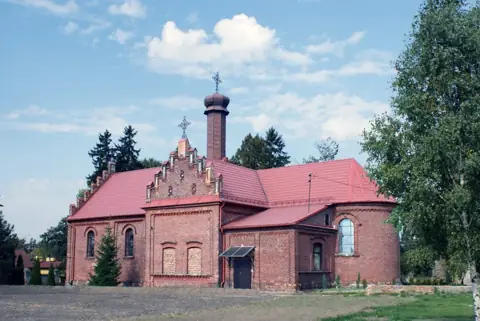 Kościół: Parafia św. Jana Chrzciciela i św. Doroty, Dobra