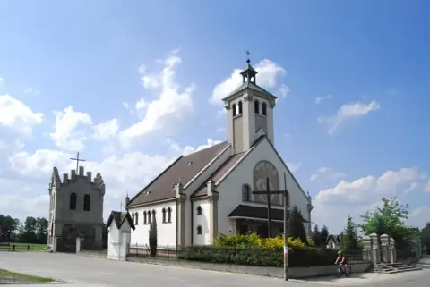 Kościół: Parafia św. Stanisława BM oraz bł. Edmunda Bojanowskiego, Szczawin Przykościelny