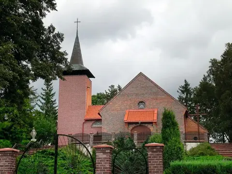 Kościół: Parafia św. Stanisława Kostki, Czarna Dąbrówka
