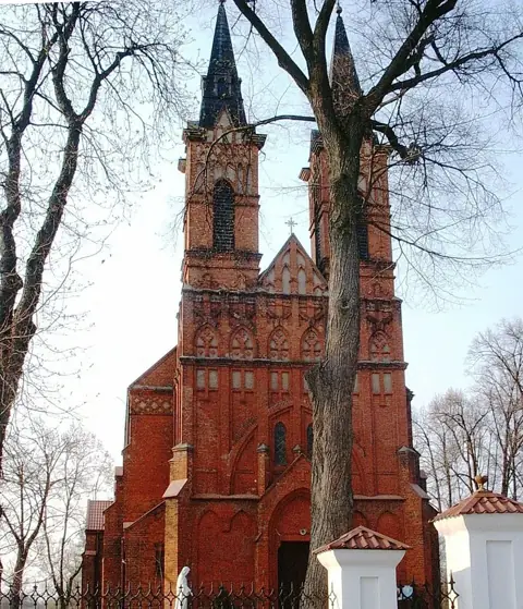 Kościół: Parafia Narodzenia NMP, Rozniszew